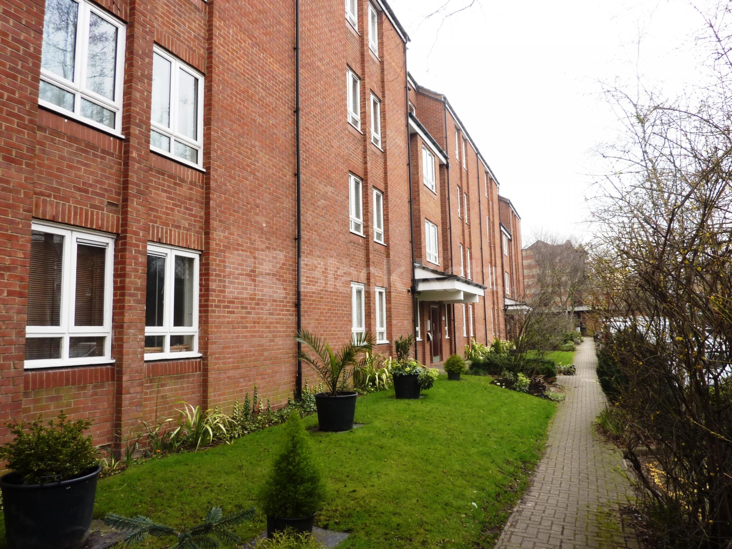 			PERFECT FOR TWO SHARERS!, 1 Bedroom, 1 bath, 1 reception Flat			 Reachview Close, CAMDEN NW1